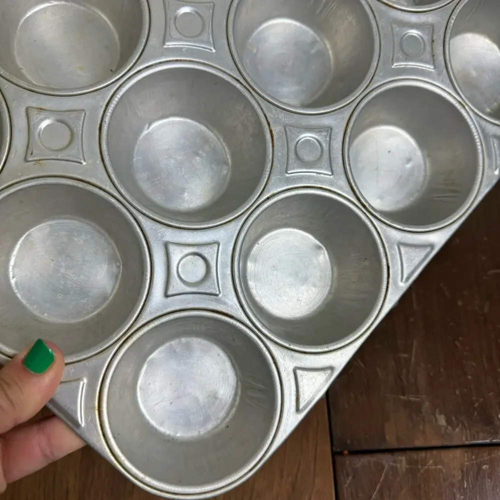 Vintage MCM Mirro Aluminum 12 One Dozen Muffin Cupcake Pan Farmhouse Decor‎